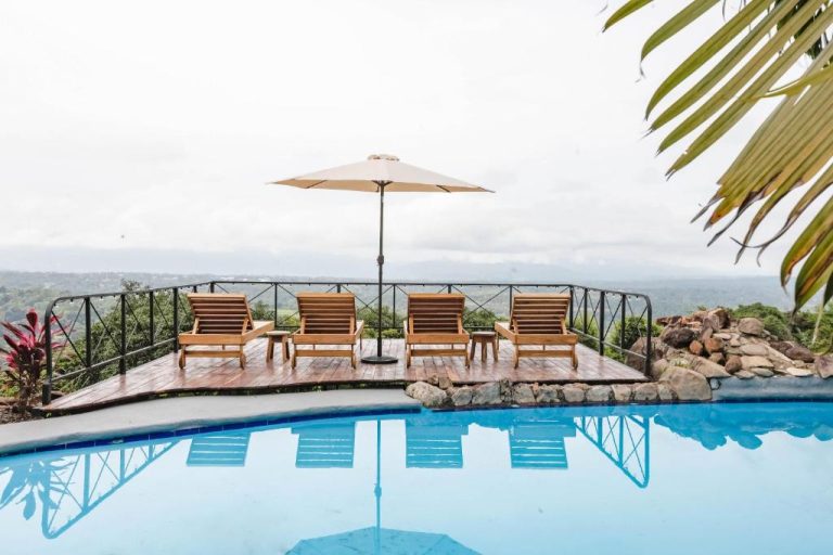 Piscina exterior con terraza y tumbonas con vista panorámica en Buen Camino Hotel San Mateo