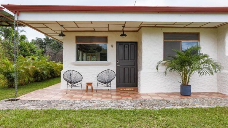 Fachada exterior con terraza y jardín del Buen Camino Hotel en San Mateo, Costa Rica