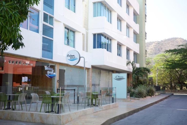 Fachada principal del Hotel La Riviera con restaurante Océano Azul y terraza exterior en primer plano