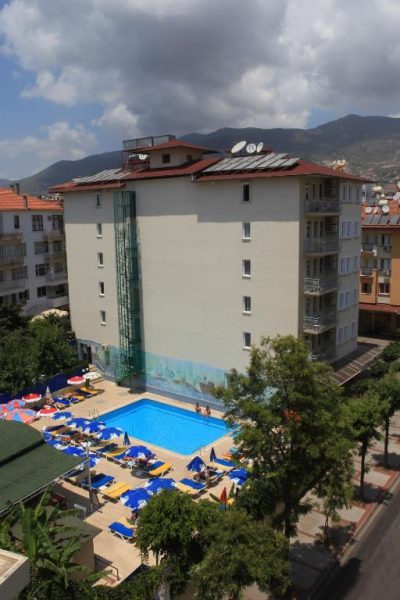 Vista aérea de la piscina exterior con tumbonas y sombrillas del Narcis Apart Hotel