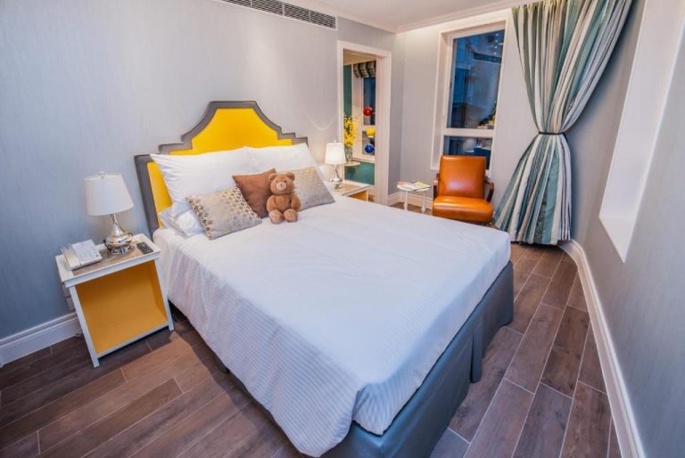 Habitación doble con cabecero amarillo y osito de peluche en Hotel Madera Hollywood