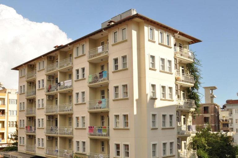 Fachada exterior del Narcis Apart Hotel con balcones y apartamentos de varios pisos