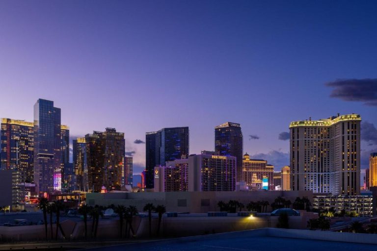 Vistas nocturnas del Strip de Las Vegas desde Marriott's Grand Chateau con el skyline iluminado