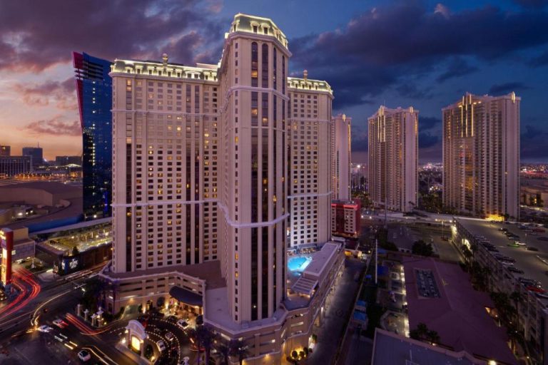 Vista aérea nocturna del Marriott's Grand Chateau en Las Vegas Strip con piscina exterior iluminada