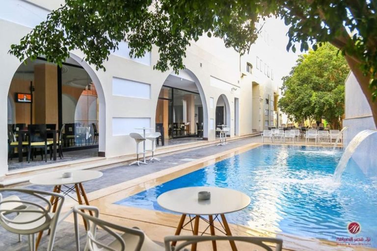 Piscina exterior con terraza y arcos blancos del Hotel Ksar Dhiafa by Plaza Hotels & Resorts