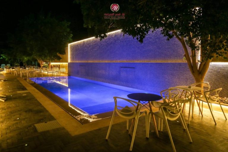 Piscina exterior iluminada de noche en Hotel Ksar Dhiafa by Plaza Hotels & Resorts