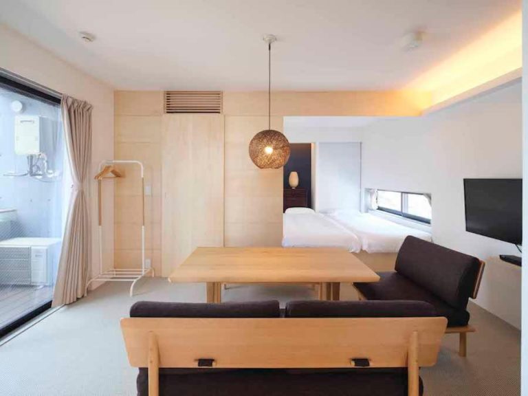 Habitación con salón comedor de madera y zona de descanso en el East Square Tokyo