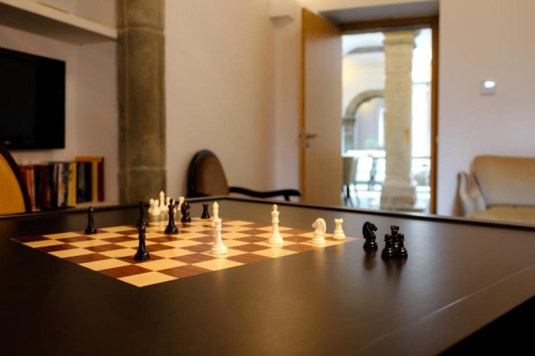 Sala de juegos con tablero de ajedrez en el Convento Da Serta Hotel, elegante espacio interior