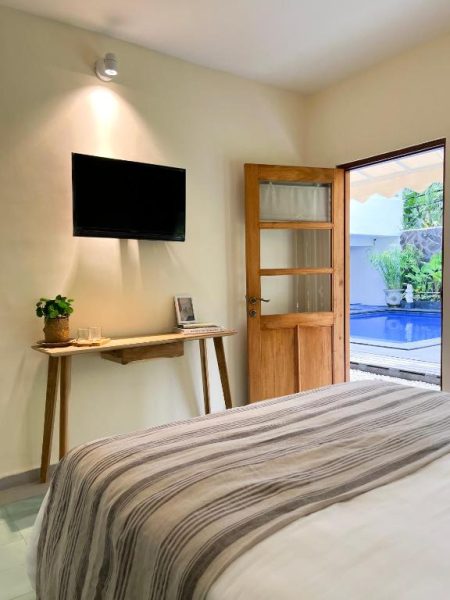 Habitación doble con acceso directo a piscina exterior en Roots Hotel Senggigi, Lombok