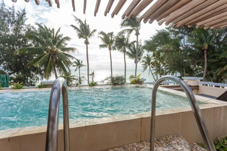 Piscina infinita con vistas al mar y palmeras tropicales en Boracay Mandarin Island Hotel