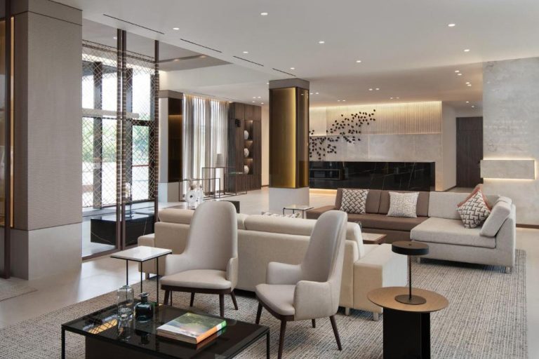 Elegante lobby y sala de estar del AC Hotel by Marriott Punta Cana con sofás y sillones modernos