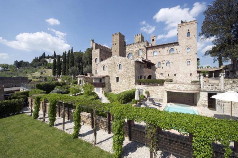 Vista exterior del Castello di Monterone en Perugia con jardines, piscina y torres medievales de piedra