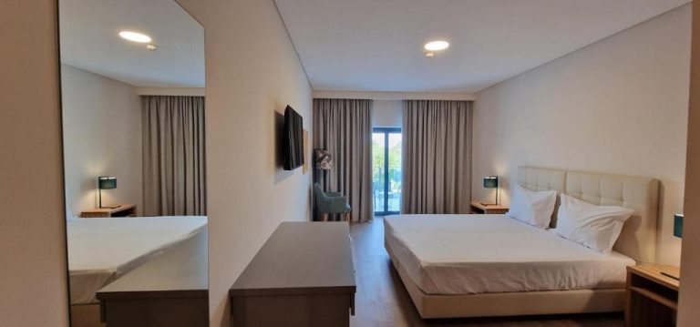 Habitación doble con cama king size y balcón en Villa Rey Spa & Hotel