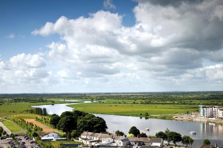 Vista panorámica del río Shannon y los verdes paisajes desde el Sheraton Athlone Hotel en Irlanda