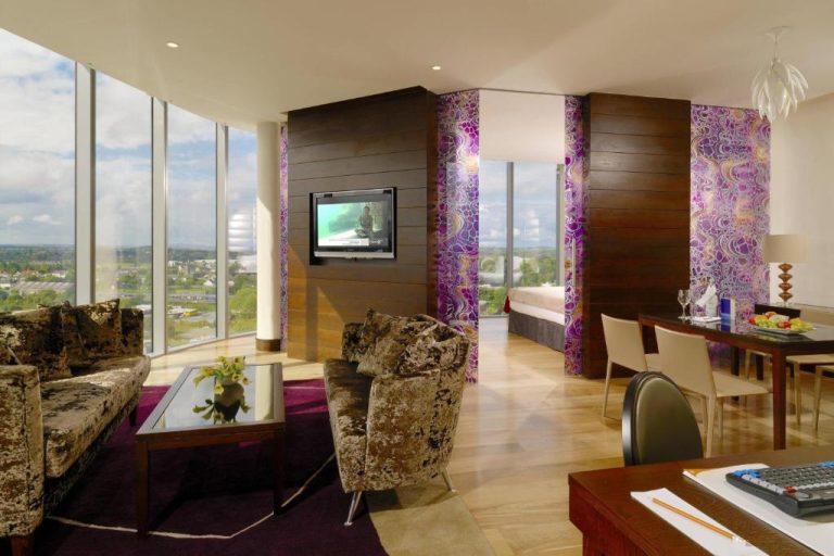 Suite de lujo del Sheraton Athlone Hotel con salón, comedor y vistas panorámicas de la ciudad