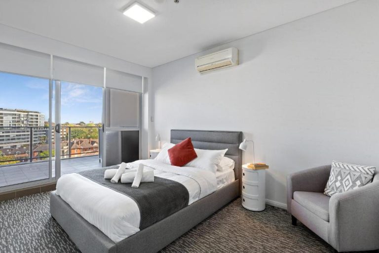 Habitación doble moderna con vistas a la ciudad en AAN Apartments North Sydney con aire acondicionado