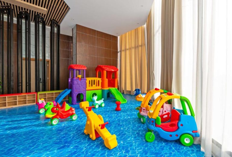 Sala de juegos infantil con toboganes y juguetes de colores en el G8 Luxury Hotel Da Nang