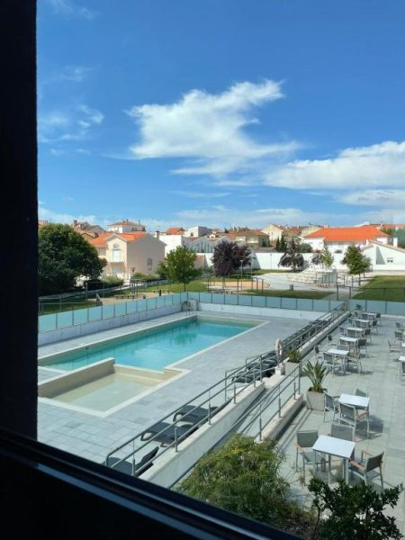 Piscina exterior con terraza y zona de descanso del Casa do Adro Hotel de Charme en Portugal