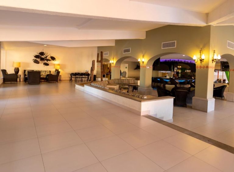Amplio lobby con zona de bar y salón de estar del hotel Posada Real Los Cabos en México