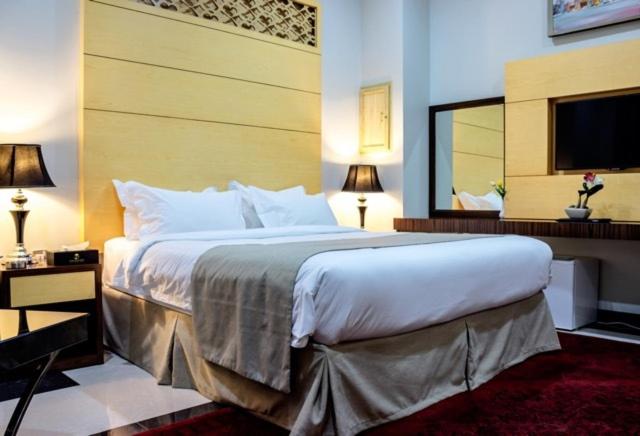 Habitación doble con cama matrimonial y decoración elegante en el Doha Dynasty Hotel