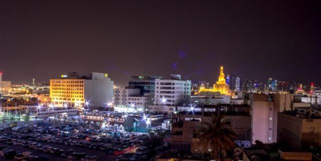 Vista panorámica nocturna de la ciudad de Doha desde el Doha Dynasty Hotel con skyline iluminado