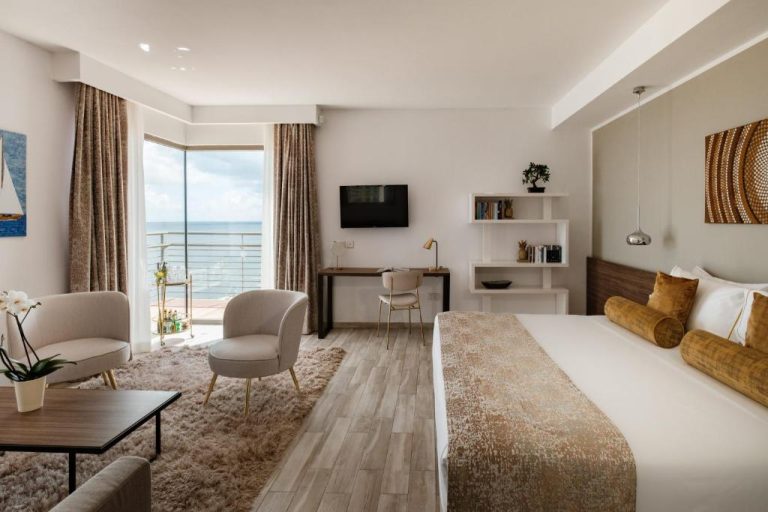 Habitación deluxe con cama doble y vistas al mar en 1926 Le Soleil Hotel & Spa