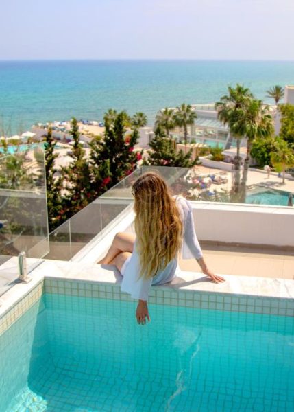 Piscina privada con vista al mar y jardines del Royal Azur Thalassa en Túnez