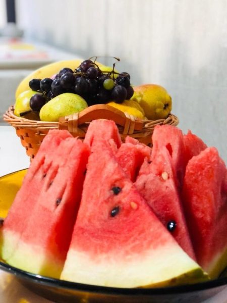 Bandeja de sandía fresca y cesta de frutas variadas servidas en el desayuno de Posada Don Manuel