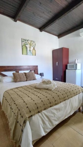 Habitación doble con cama matrimonial y techo de madera en Posada Don Manuel