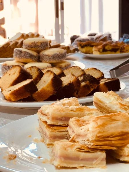 Buffet de desayuno con repostería casera, bizcochos y hojaldre en Posada Don Manuel