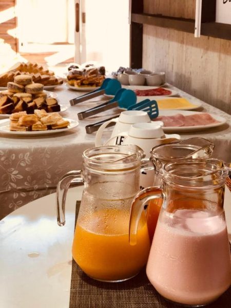 Buffet de desayuno con zumos naturales, repostería y embutidos en Posada Don Manuel