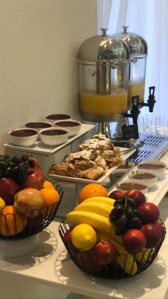 Buffet de desayuno con frutas frescas, zumo de naranja y bollería en el Hotel Villa Gracia