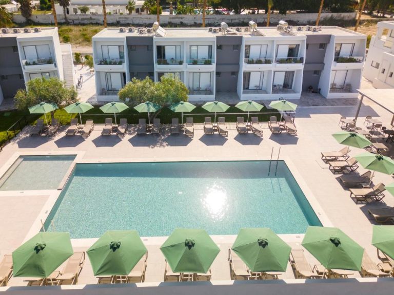 Vista aérea de la piscina exterior con tumbonas y sombrillas verdes del Smaragdi Kos Hotel