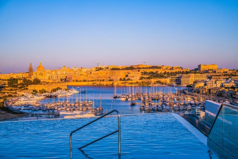 Piscina infinita del Grands Suites Hotel and Spa Sliema con vistas al puerto deportivo y La Valeta