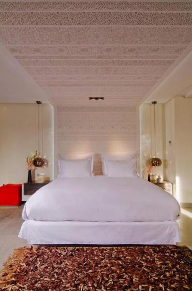 Habitación doble de lujo con techo artesanal y ropa de cama blanca en Cesar Resort & Spa