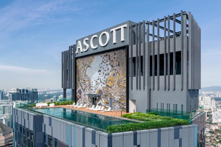 Piscina infinita en la azotea del Ascott Star KLCC Kuala Lumpur con mural artístico y vistas panorámicas
