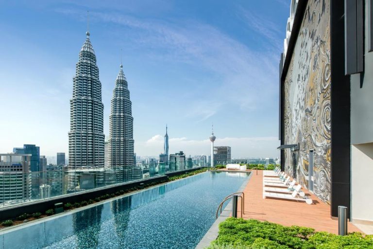 Piscina infinita del Ascott Star KLCC Kuala Lumpur con vistas a las Torres Petronas