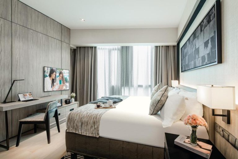 Habitación deluxe con cama doble, escritorio y TV en Ascott Star KLCC Kuala Lumpur