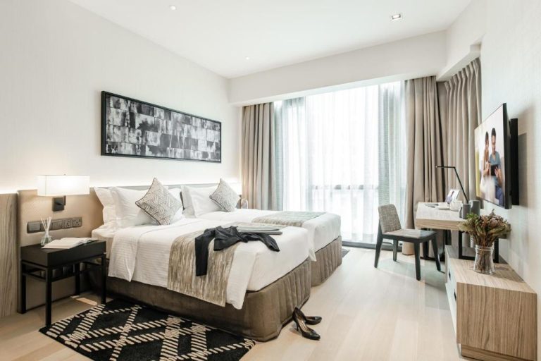 Habitación doble deluxe con cama king y escritorio en Ascott Star KLCC Kuala Lumpur