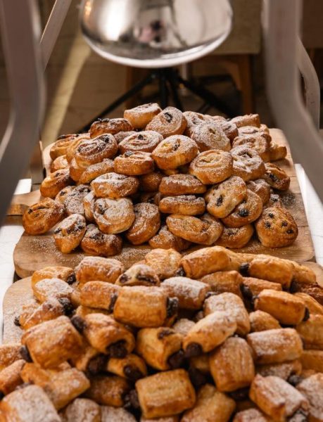 Variada selección de bollería y pasteles en el buffet de desayuno del Vivaldi Hotel
