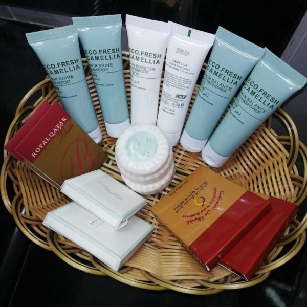 Amenities de baño Eco Fresh Camellia del Royal Qatar Hotel con champú, gel y jabones en cesta