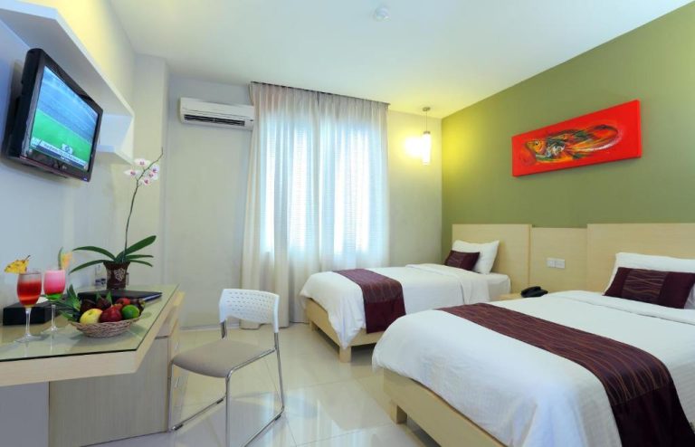 Habitación twin deluxe con dos camas y decoración moderna en Lombok Plaza Hotel and Convention