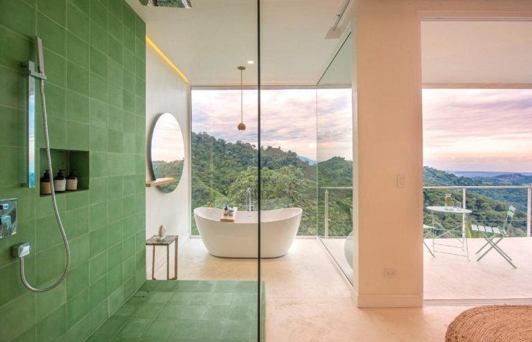 Baño de lujo con bañera exenta y vistas panorámicas a la selva tropical en The Retreat Costa Rica Wellness Resort & Spa