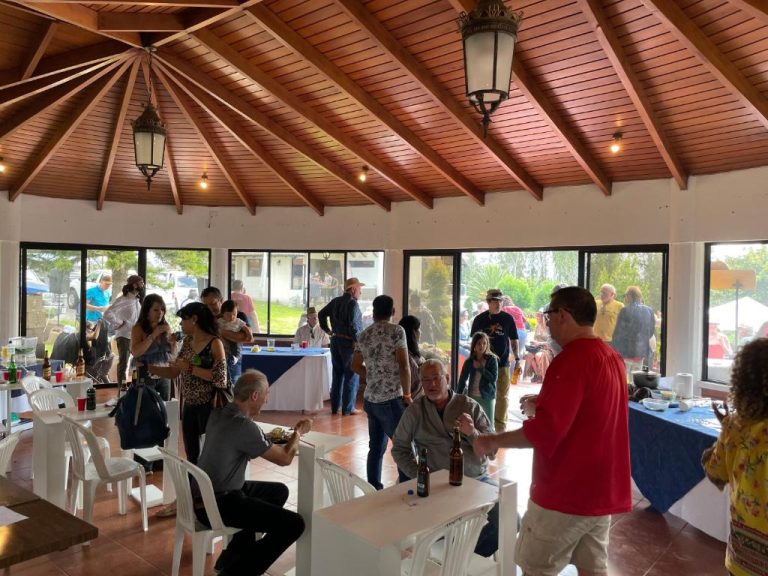Salón de eventos y reuniones sociales del Quito Airport Suites Hotel con techo de madera y ambiente festivo