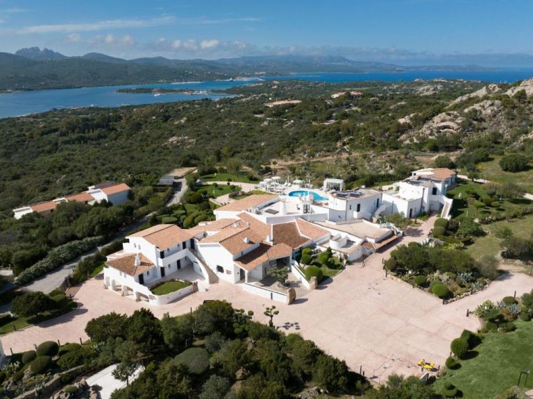 Vista aérea de Sulià House Porto Rotondo Curio Collection by Hilton con piscina y jardines frente al mar de Cerdeña
