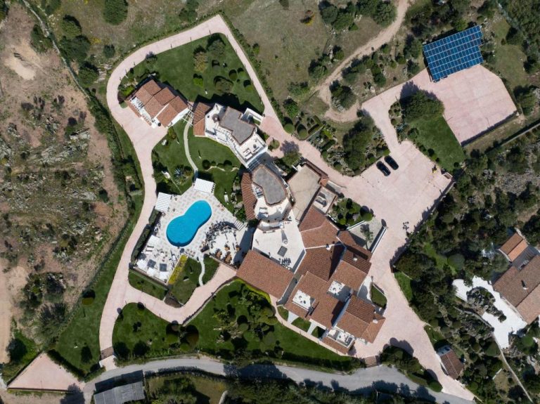 Vista aérea de Sulià House PortoOndo Curio Collection by Hilton con piscina exterior y jardines