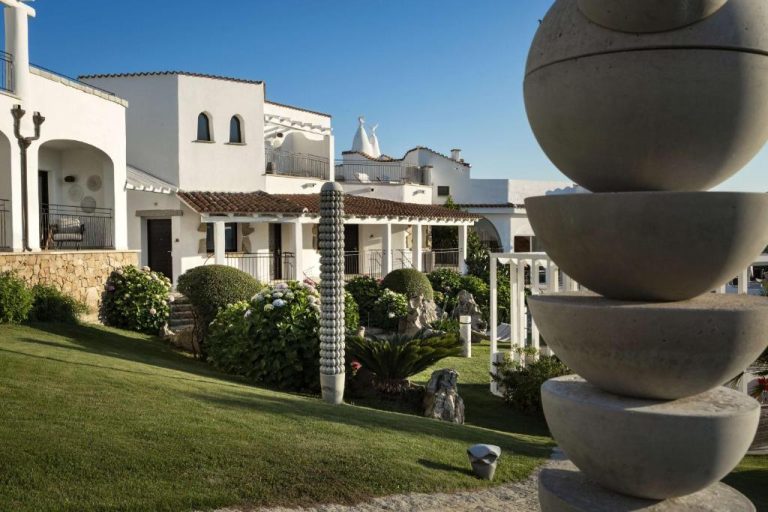 Jardín exterior con esculturas y arquitectura mediterránea del Sulià House Porto Rotondo Curio Collection by Hilton