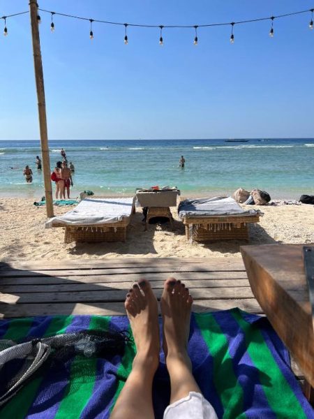 Tumbonas de mimbre en la playa de Villa Penyu Gili Trawangan con vistas al mar turquesa