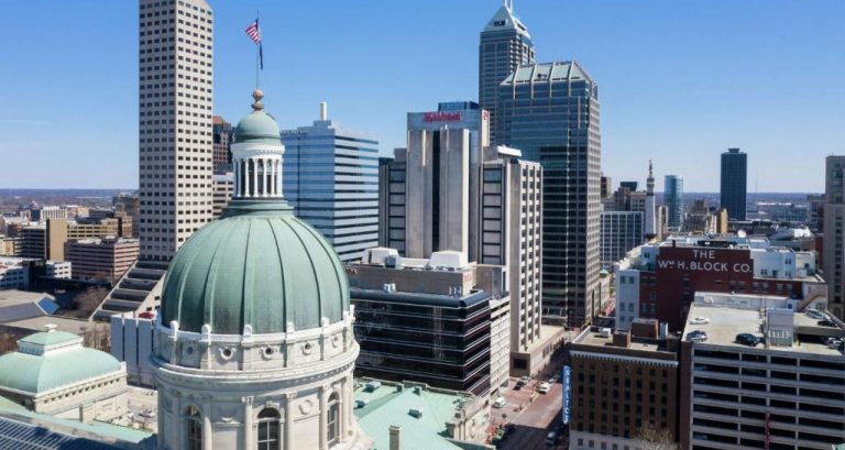 Vista aérea del Hilton Indianapolis Hotel & Suites con el skyline y la cúpula del Capitolio de Indiana