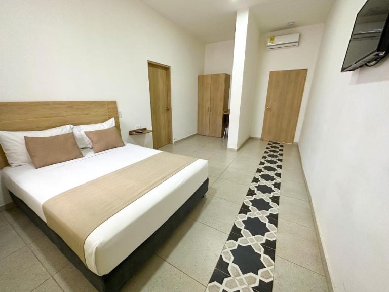 Habitación doble con cama king size y suelo decorativo en Hotel Zamay Centro Histórico